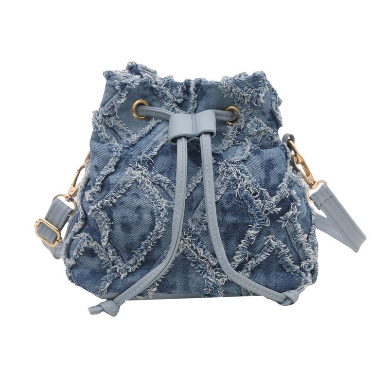 Niche design denim diamond bucket bag new messenger bag European and American trend drawstring fringed shoulder bag синий
Niche design denim diamond bucket bag new messenger bag European and American trend drawstring fringed shoulder bag синий