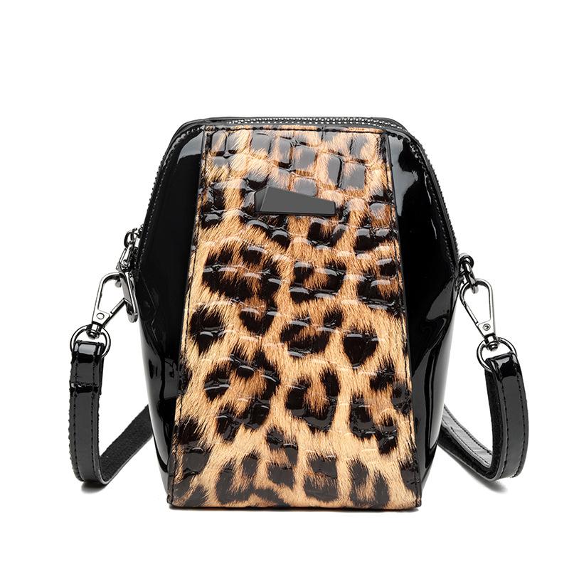 Lacquer Leopard Print Bag Versatile Casual for Middle-aged and Elderly Mothers, One Shoulder Diagonal Cross Phone Bag, Western Style цветной печати леопарда
Lacquer Leopard Print Bag Versatile Casual for Middle-aged and Elderly Mothers, One Shoulder Diagonal Cross Phone Bag, Western Style цветной печати леопарда