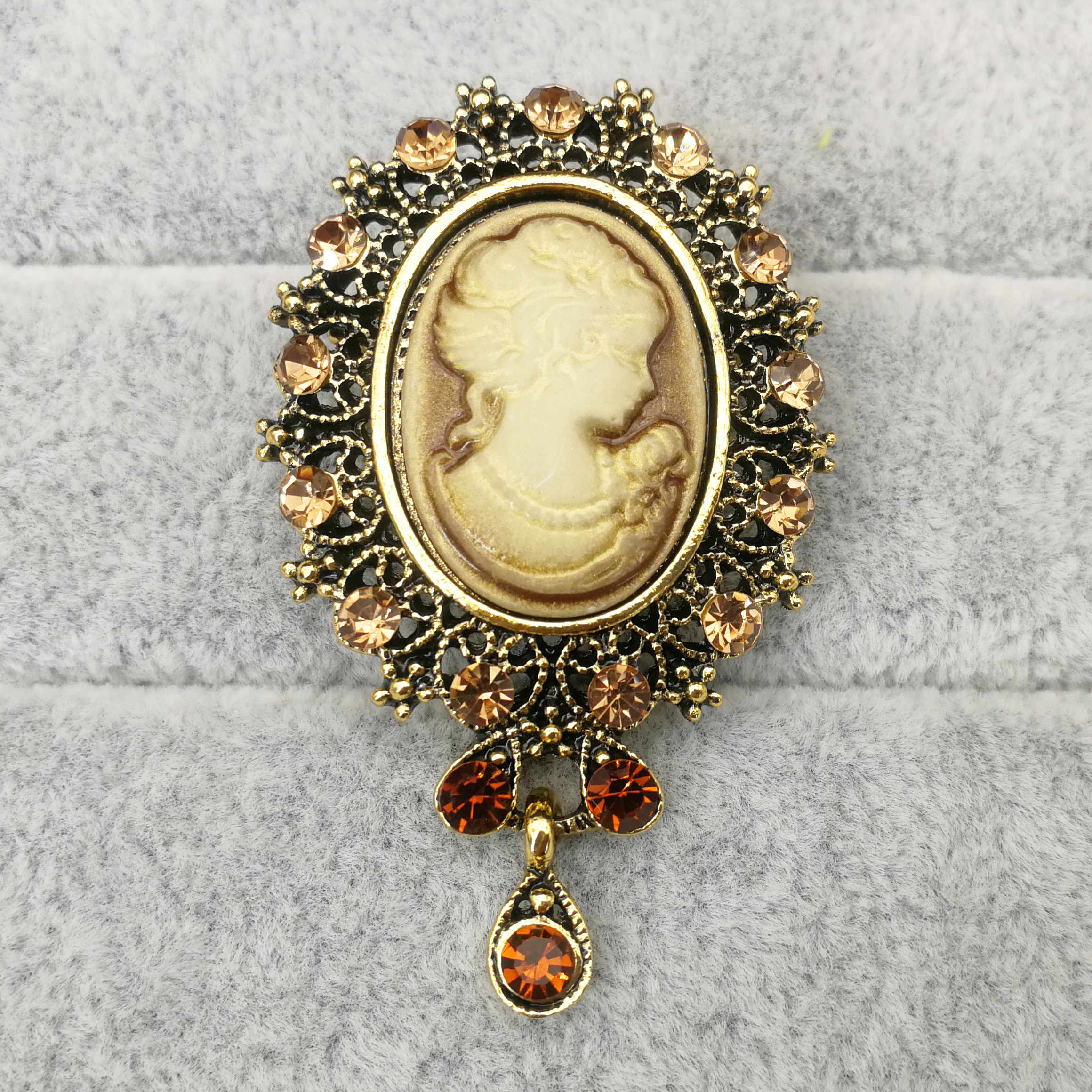 Vintage Queen Cameo Bowtie Brooches for Women Black Ribbon Pearl Brooch Pins Corsage Ladies Broches Dress Coat Accessories
Vintage Queen Cameo Bowtie Brooches for Women Black Ribbon Pearl Brooch Pins Corsage Ladies Broches Dress Coat Accessories