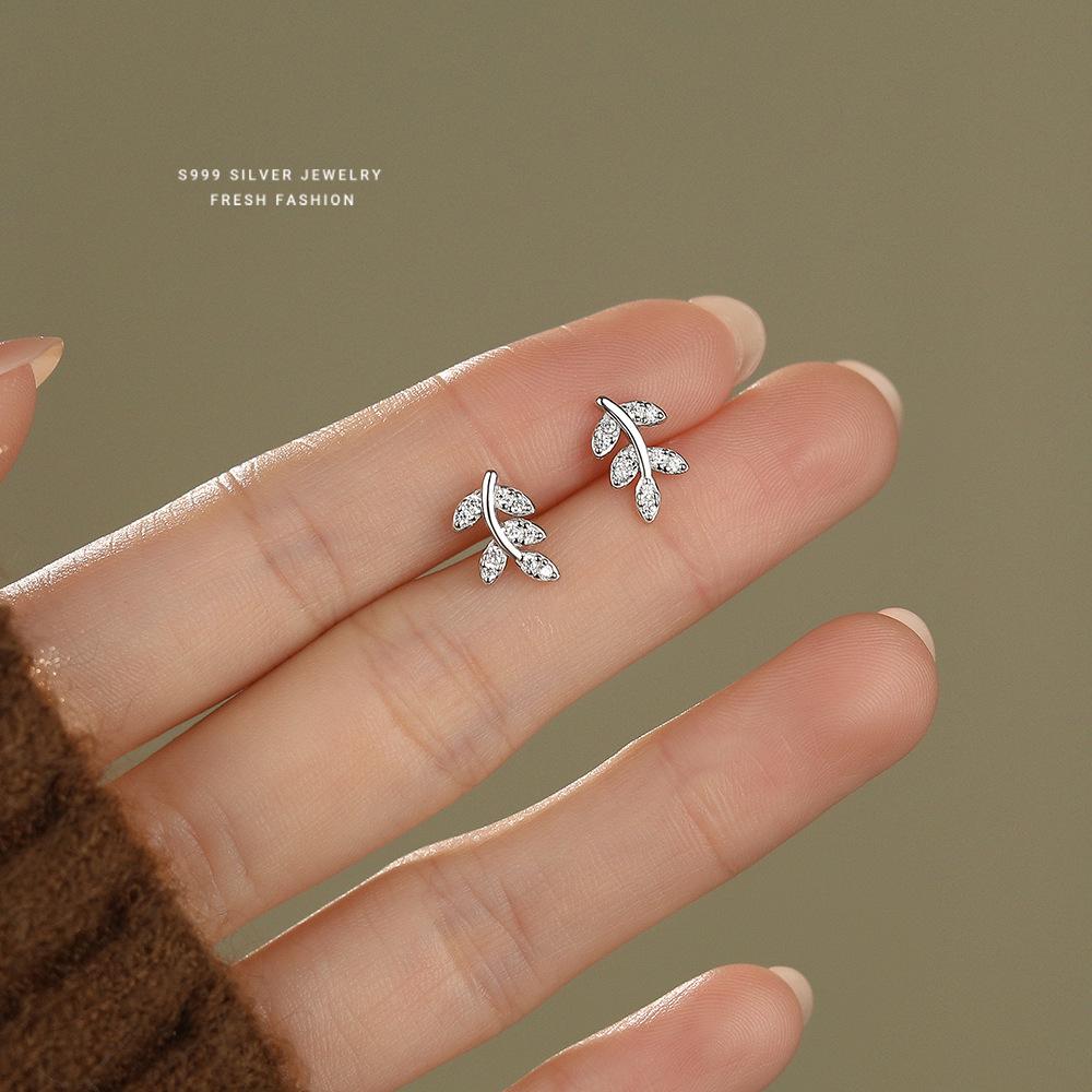 Authentic 999 Sterling Silver Stud Earrings for Women Simple Leaves Earrings Shiny Clear CZ Wedding Engagement Jewelry серебряный
Authentic 999 Sterling Silver Stud Earrings for Women Simple Leaves Earrings Shiny Clear CZ Wedding Engagement Jewelry серебряный