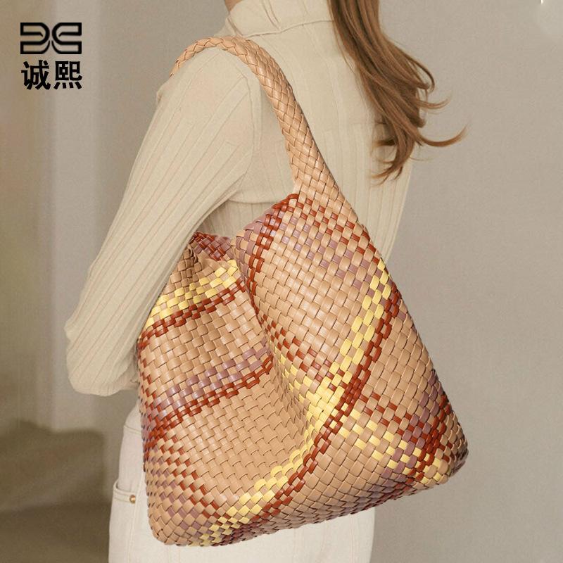 Women s shoulder tote bag commuter versatile underarm bag large capacity hand bag contrasting color fashion mother and child bag
Women s shoulder tote bag commuter versatile underarm bag large capacity hand bag contrasting color fashion mother and child bag
