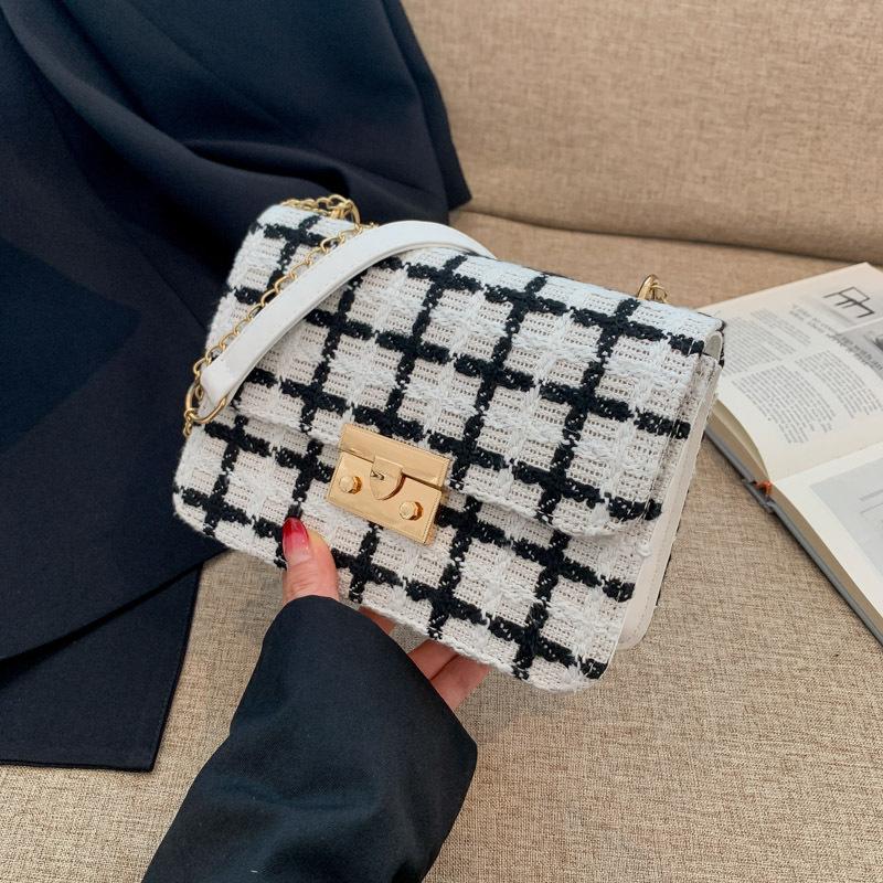 Простая клетчатая сумка 2024 года, осень, новый замок, плетение, модный иностранный стиль, цепочка через плечо, женская маленькая квадратная сумка белый
Простая клетчатая сумка 2024 года, осень, новый замок, плетение, модный иностранный стиль, цепочка через плечо, женская маленькая квадратная сумка белый