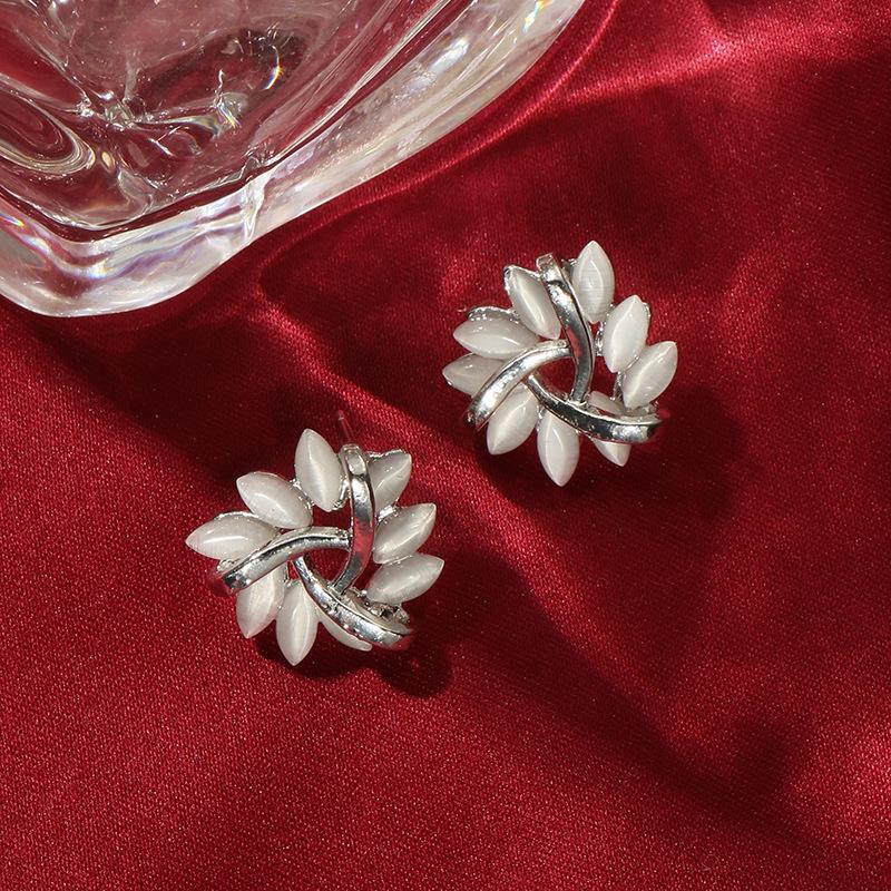 Korean silver needle opal French petal stud earrings female niche design temperament simple new earrings tide срібний
Korean silver needle opal French petal stud earrings female niche design temperament simple new earrings tide срібний