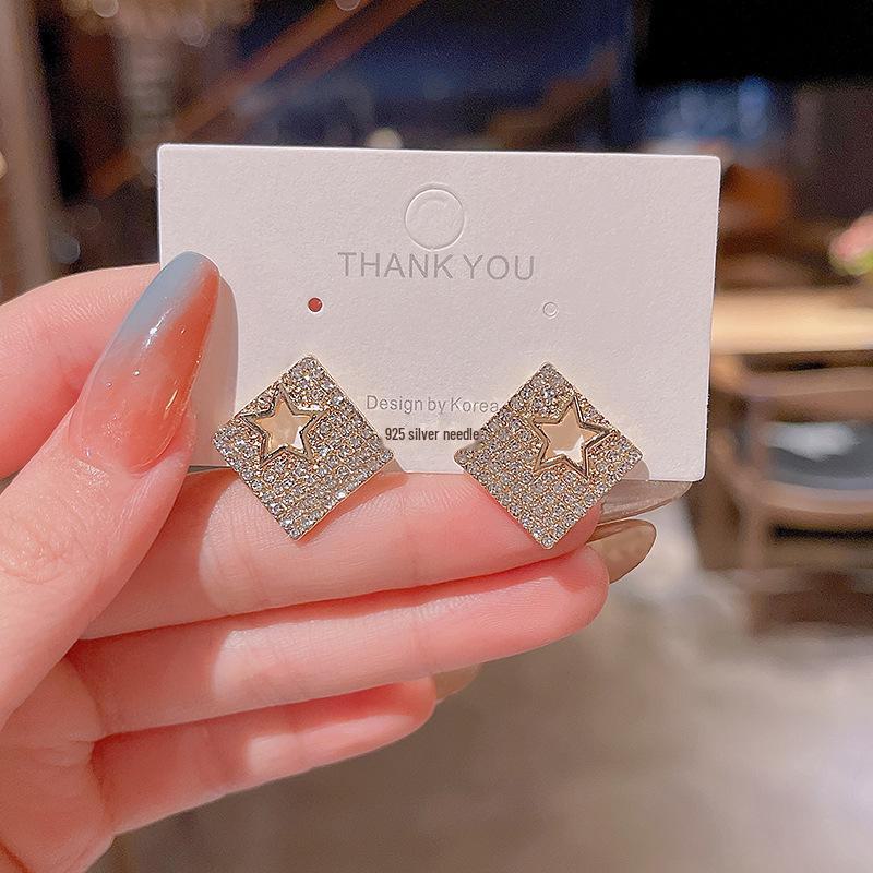 Серьги с бриллиантами в форме геометрической звезды 2021 г.: Шикарный и ослепительный женский дизайн золотой
Серьги с бриллиантами в форме геометрической звезды 2021 г.: Шикарный и ослепительный женский дизайн золотой