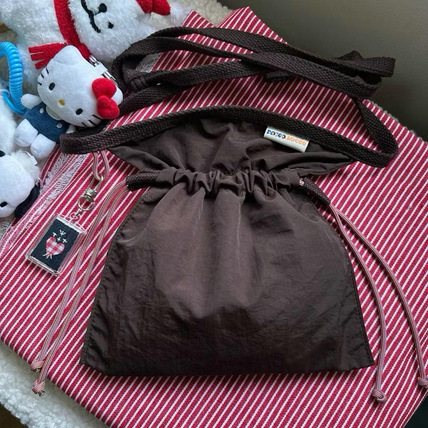 Thai Designer Brand Drawstring Crossbody Bag Cute Simple And Lightweight Mobile Phone Bag Shopping Lightweight Bag темно-коричневого кольору
Thai Designer Brand Drawstring Crossbody Bag Cute Simple And Lightweight Mobile Phone Bag Shopping Lightweight Bag темно-коричневого кольору