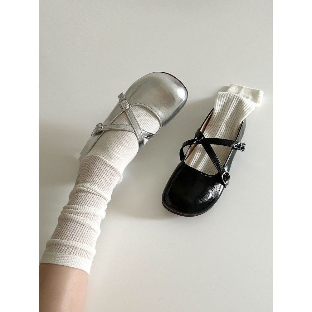 Dopamine wears silver cross-buckle strap round head flat bottom Mary Jane versatile small leather shoes for women 2025 new ins 35
Dopamine wears silver cross-buckle strap round head flat bottom Mary Jane versatile small leather shoes for women 2025 new ins 35
