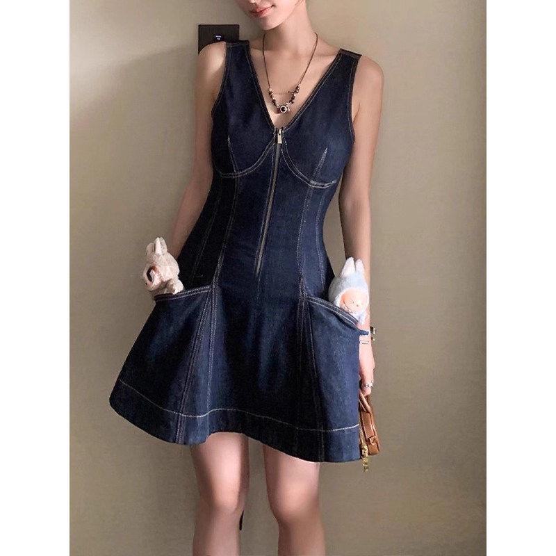 Korean Style Elegant V-neck Denim Dress with Slimming Waist - Early Spring Design for a Rich Girl Feel Large
Korean Style Elegant V-neck Denim Dress with Slimming Waist - Early Spring Design for a Rich Girl Feel Large