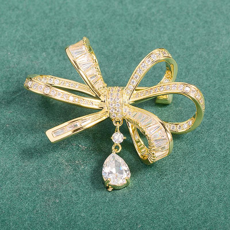 Элегантная ретро-брошь-бант с микроинкрустацией цирконием – стильный аксессуар для женского костюма золотой
Элегантная ретро-брошь-бант с микроинкрустацией цирконием – стильный аксессуар для женского костюма золотой