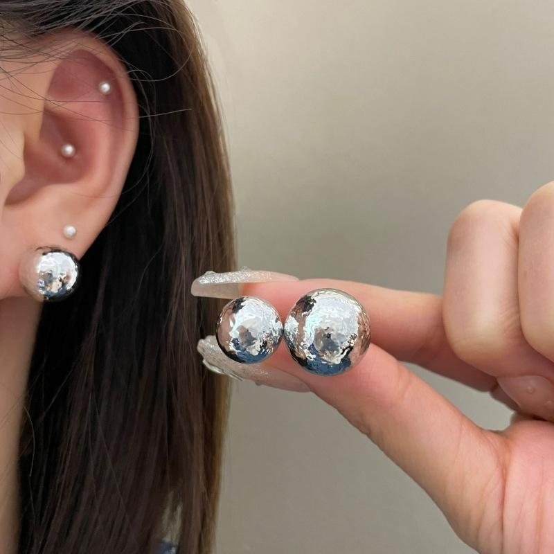 2025 new pleated round stud earrings fashionable versatile cold wind earrings women s simple high-end earrings
2025 new pleated round stud earrings fashionable versatile cold wind earrings women s simple high-end earrings