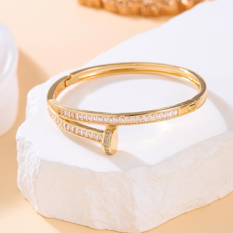 Браслет-гвоздь Ka Family Deluxe из меди цвета желтого золота с микро-инкрустацией цирконами: Изысканные, Модные и Высококлассные Женские Украшения.
Браслет-гвоздь Ka Family Deluxe из меди цвета желтого золота с микро-инкрустацией цирконами: Изысканные, Модные и Высококлассные Женские Украшения.