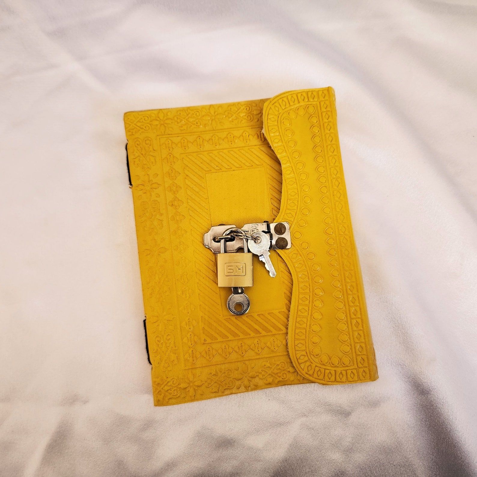 Кожаный дневник с замком и ключом, кожаный дневник, блокнот, альбом для эскизов, дневник снов, свадебный подарок, книга для путешествий, книга для записей, персонализированный подарок. 7 x 5 in жёлтый
Кожаный дневник с замком и ключом, кожаный дневник, блокнот, альбом для эскизов, дневник снов, свадебный подарок, книга для путешествий, книга для записей, персонализированный подарок. 7 x 5 in жёлтый