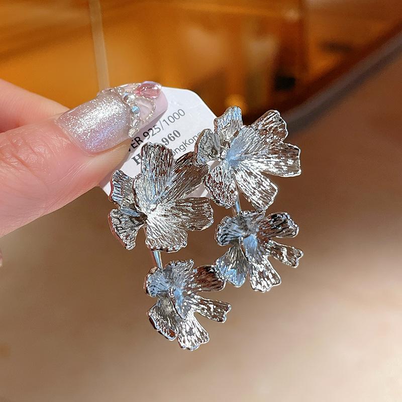 Silver needle metal flower stud earrings niche fashion design earrings European and American cold wind light luxury earrings
Silver needle metal flower stud earrings niche fashion design earrings European and American cold wind light luxury earrings