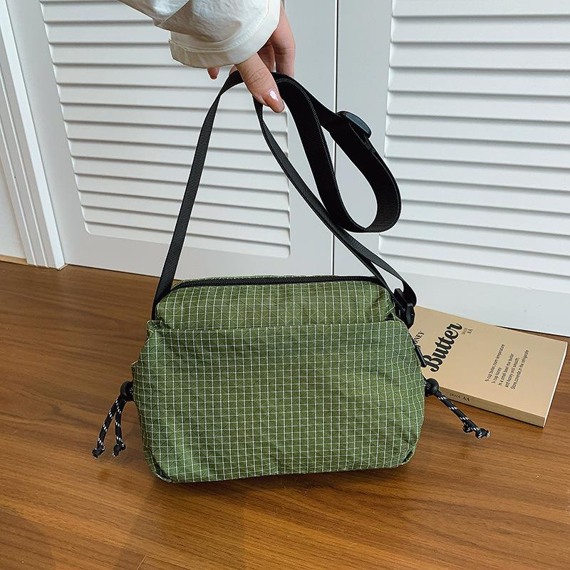 Nylon cloth casual small bag fashion plaid shoulder bag travel retro messenger small square bag зелений
Nylon cloth casual small bag fashion plaid shoulder bag travel retro messenger small square bag зелений