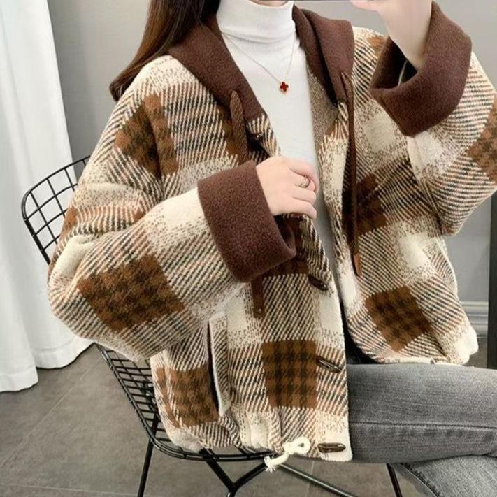 Plaid Wool Hooded Short Cardigan with Horn Buckle - Fashionable Loose Fit for Petite Women, Ideal for Spring and Autumn M (recommended for 85-100 jin)
Plaid Wool Hooded Short Cardigan with Horn Buckle - Fashionable Loose Fit for Petite Women, Ideal for Spring and Autumn M (recommended for 85-100 jin)
