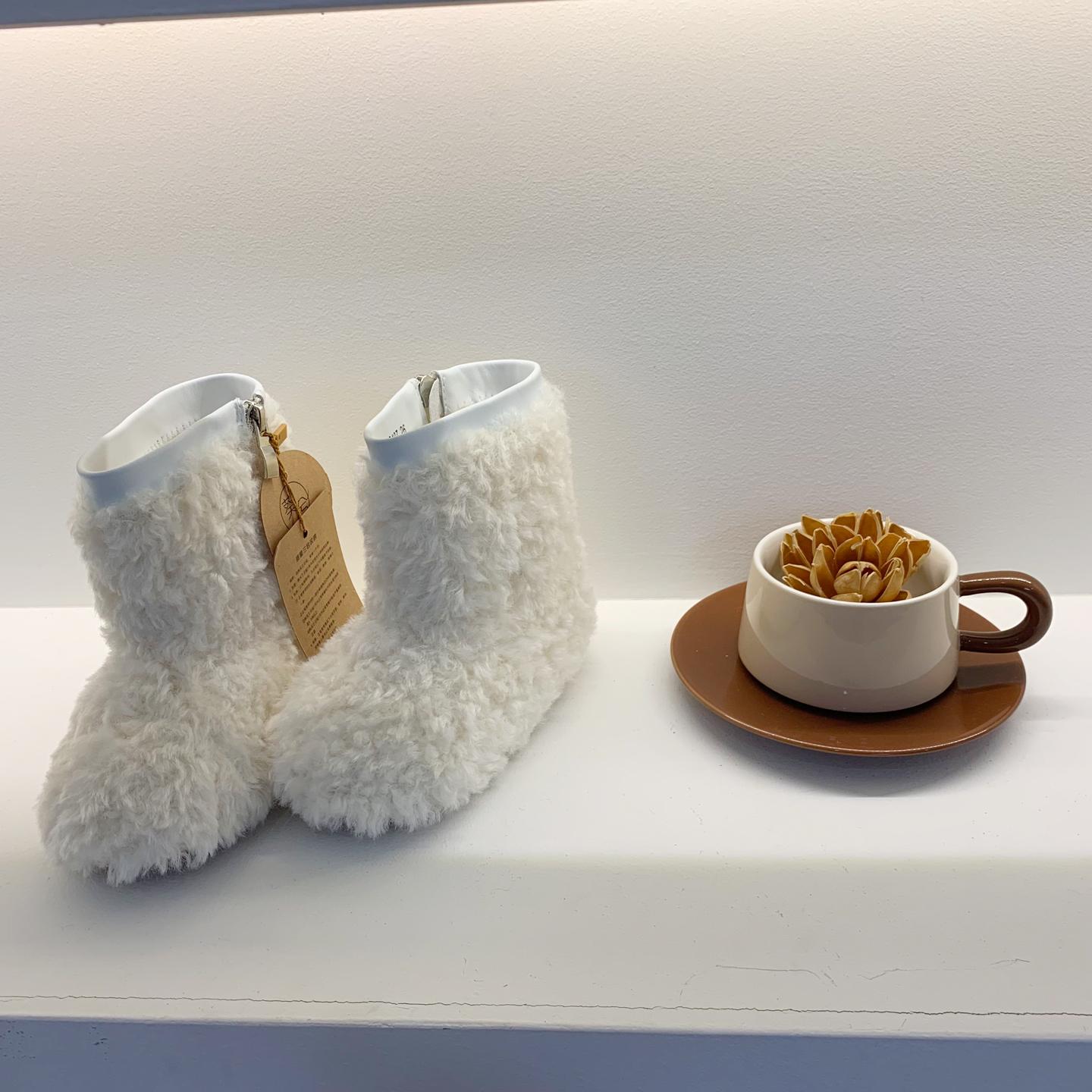 Korean snow boots fluffy outer wear medium boots side zipper fleece warm fluffy shoes girls lamb wool short boots soft 40 білий
Korean snow boots fluffy outer wear medium boots side zipper fleece warm fluffy shoes girls lamb wool short boots soft 40 білий