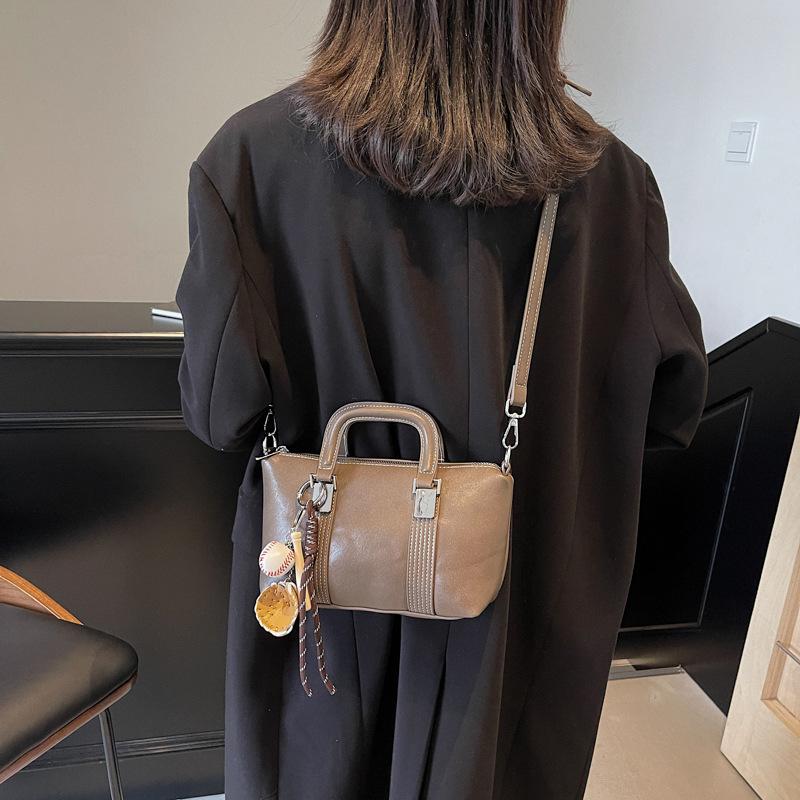 The new 2025 handbag is niche, fashionable and versatile, and can span a large capacity diagonally on one shoulder. 25*10*14 коричневый
The new 2025 handbag is niche, fashionable and versatile, and can span a large capacity diagonally on one shoulder. 25*10*14 коричневый