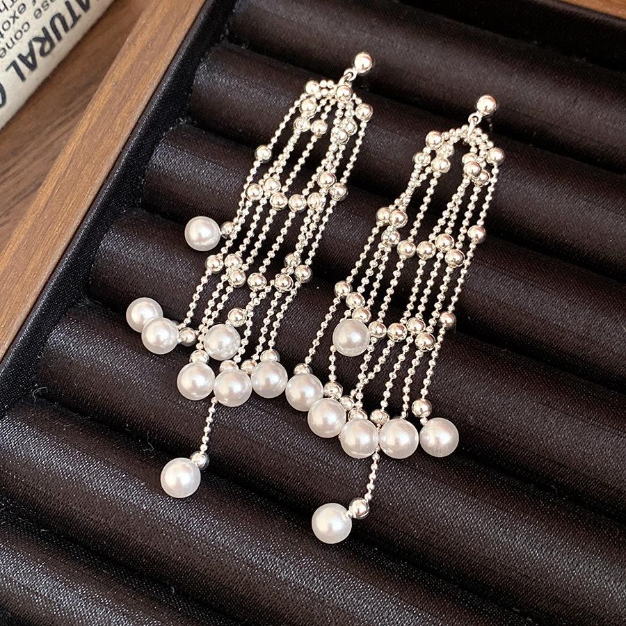 French retro silver needle pearl fringed earrings light luxury high-end temperament earrings niche fashion versatile earrings women
French retro silver needle pearl fringed earrings light luxury high-end temperament earrings niche fashion versatile earrings women