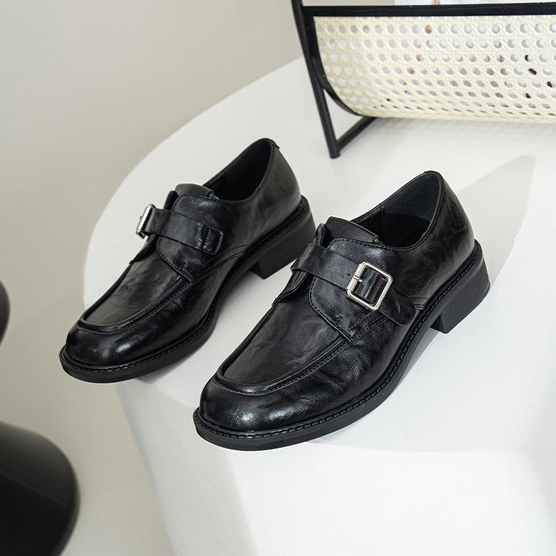 Su Yinyin has the same square head buckle with one pedal, thick heel, lazy loafer single shoes, women s retro versatile platform small leather shoes. 34
Su Yinyin has the same square head buckle with one pedal, thick heel, lazy loafer single shoes, women s retro versatile platform small leather shoes. 34