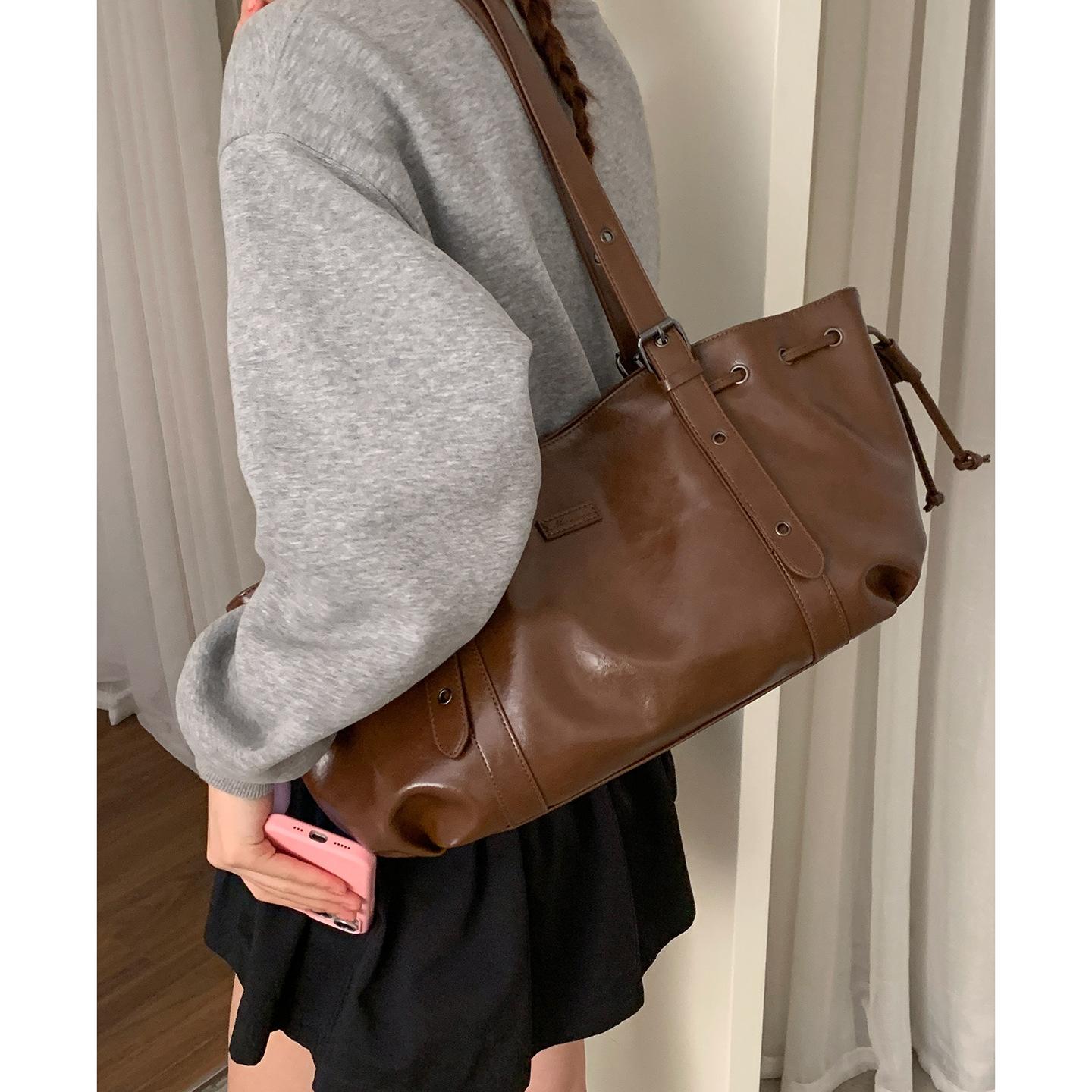 Осень и зима сумка большой вместимости женская 2025 новая простая сумка-тоут ретро универсальная на плечо для поездок на работу одна штука коричневый
Осень и зима сумка большой вместимости женская 2025 новая простая сумка-тоут ретро универсальная на плечо для поездок на работу одна штука коричневый