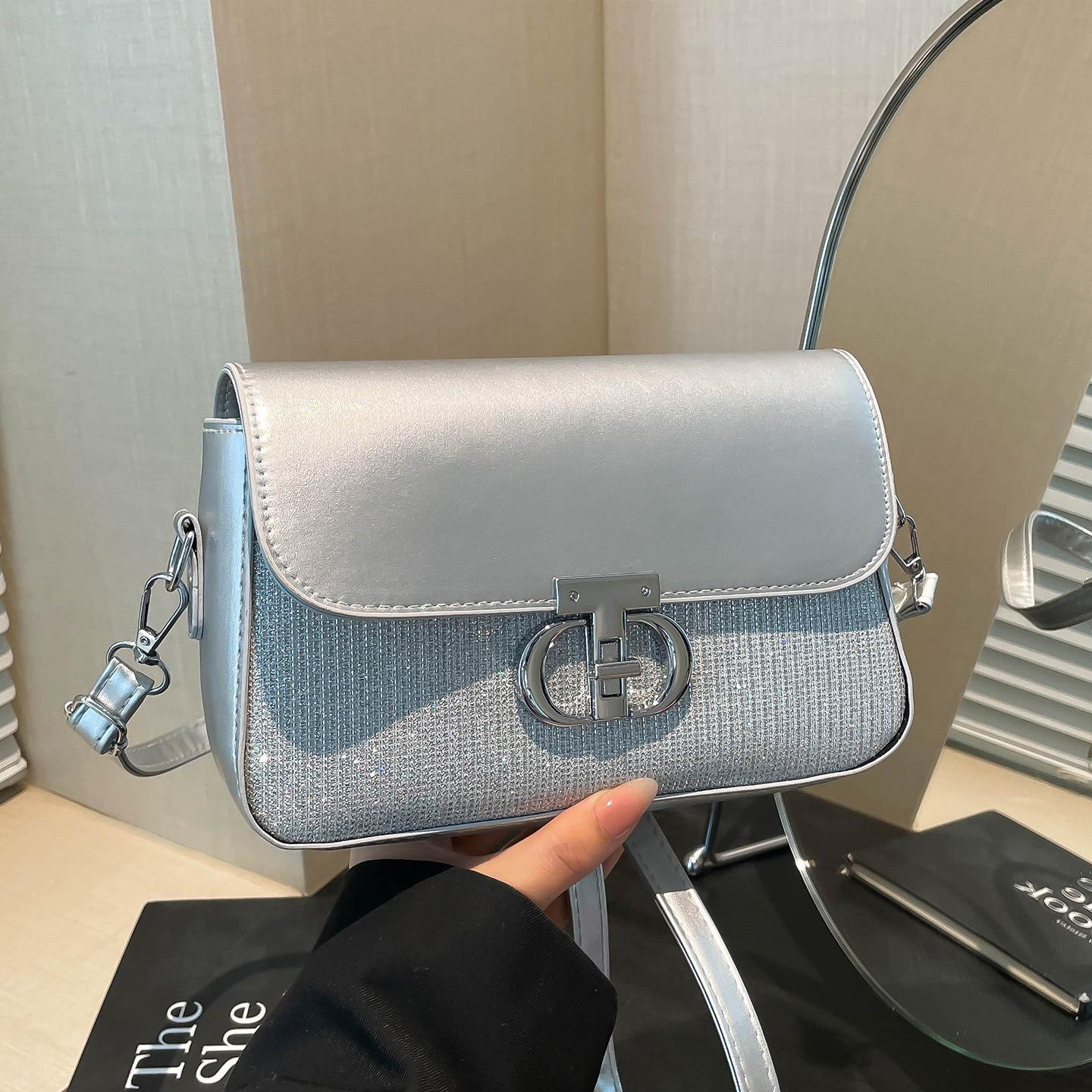 Large capacity retro fashion bag women s versatile new Maillard small square bag texture niche single shoulder crossbody серебряный
Large capacity retro fashion bag women s versatile new Maillard small square bag texture niche single shoulder crossbody серебряный