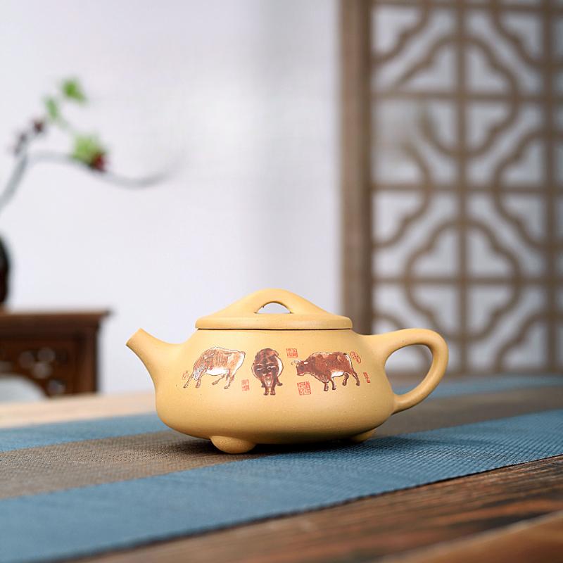 330 мл чайники из фиолетовой глины Исин, ручная работа, горшок из коровьего камня, заварочный чайник из необработанной руды, глиняный чайник с заварочным устройством, чайный сервиз Zisha
330 мл чайники из фиолетовой глины Исин, ручная работа, горшок из коровьего камня, заварочный чайник из необработанной руды, глиняный чайник с заварочным устройством, чайный сервиз Zisha