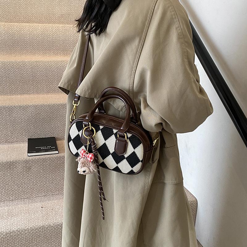 Autumn and winter rhombus niche contrasting color bag women s new fashion versatile messenger bag portable bowling bag
Autumn and winter rhombus niche contrasting color bag women s new fashion versatile messenger bag portable bowling bag