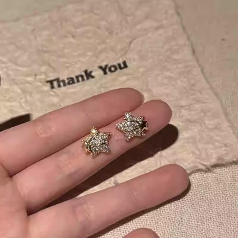 Golden five-pointed star stud earrings, simple women s small and exquisite new earrings, temperament fashion earrings
Golden five-pointed star stud earrings, simple women s small and exquisite new earrings, temperament fashion earrings