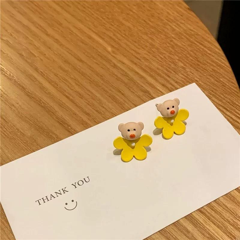 Niche super cute cute Japanese bear stud earrings female sweet yellow three-dimensional flower small earrings ear jewelry silver needles
Niche super cute cute Japanese bear stud earrings female sweet yellow three-dimensional flower small earrings ear jewelry silver needles