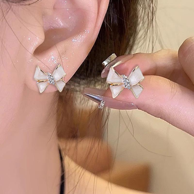 European & American Retro Bow Silver Stud Earrings - Trendy, Elegant, High-End Fashion белый
European & American Retro Bow Silver Stud Earrings - Trendy, Elegant, High-End Fashion белый