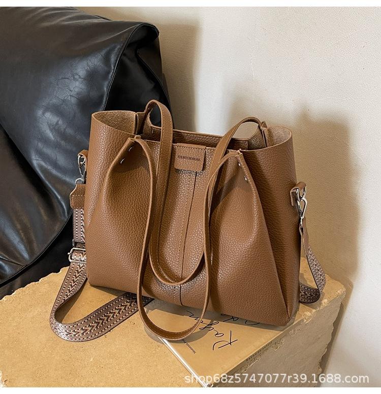Large-capacity tote bag female college student class commuter bag broadband shoulder bag 2025 new spring and summer messenger bag коричневий
Large-capacity tote bag female college student class commuter bag broadband shoulder bag 2025 new spring and summer messenger bag коричневий