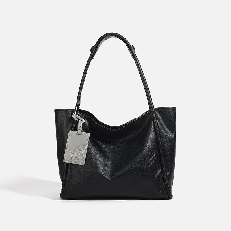 Small Niche Design, Leather Texture, Large Capacity Tote Bag, New Autumn Commuting Shoulder Bag, Underarm Bag чёрный
Small Niche Design, Leather Texture, Large Capacity Tote Bag, New Autumn Commuting Shoulder Bag, Underarm Bag чёрный