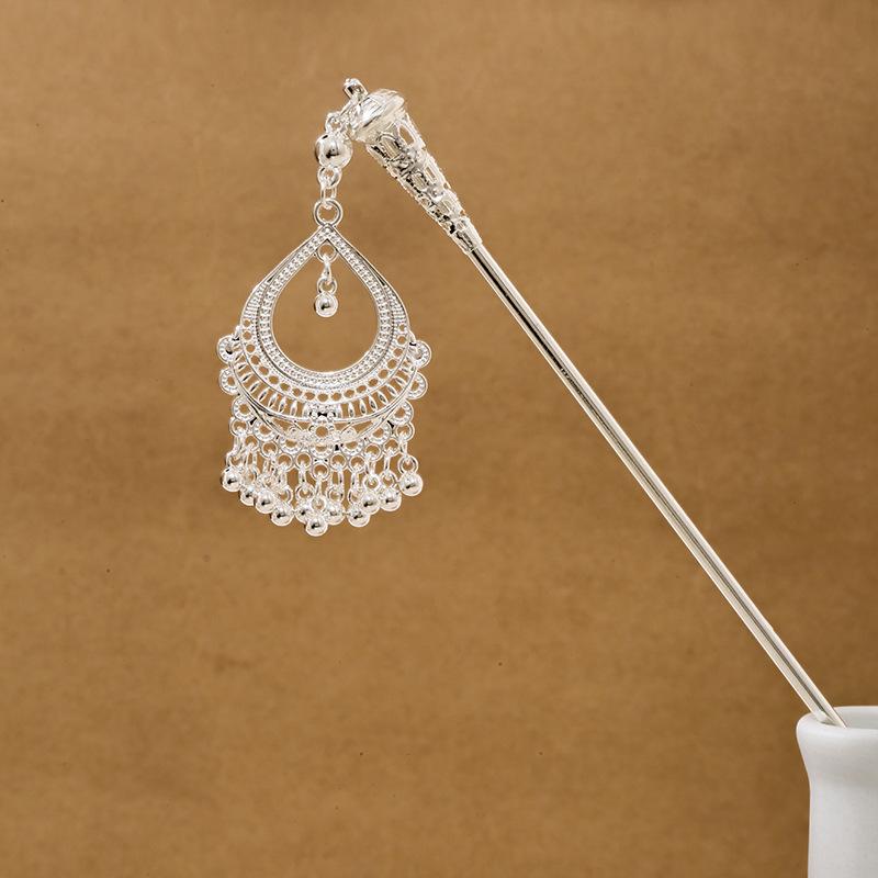 Ethnic style imitation Miao silver colored long feather fringed earrings, hot selling in attractions, antique hairpin jewelry for women
Ethnic style imitation Miao silver colored long feather fringed earrings, hot selling in attractions, antique hairpin jewelry for women