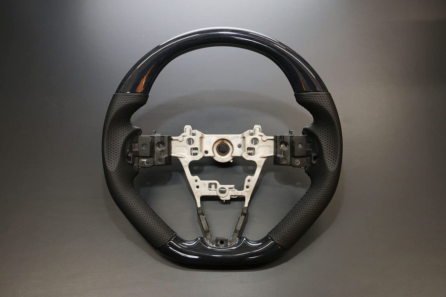 Руль Takeoff CROSS для Atrai Tanto TAFT и других (С700В/С710В) (LA650S/LA660S) (LA900S/LA910S) (Черное дерево)
Руль Takeoff CROSS для Atrai Tanto TAFT и других (С700В/С710В) (LA650S/LA660S) (LA900S/LA910S) (Черное дерево)