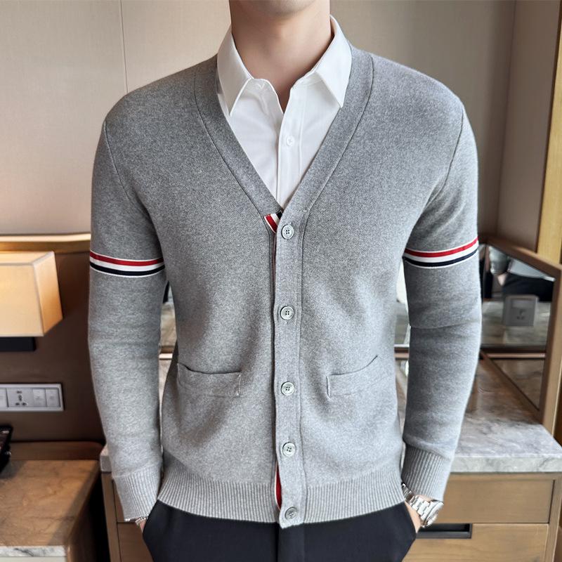 Мужской модный кардиган TB красного, белого и синего цвета с V-образным вырезом из ткани Grosgrain на осень/зиму Medium серый
Мужской модный кардиган TB красного, белого и синего цвета с V-образным вырезом из ткани Grosgrain на осень/зиму Medium серый