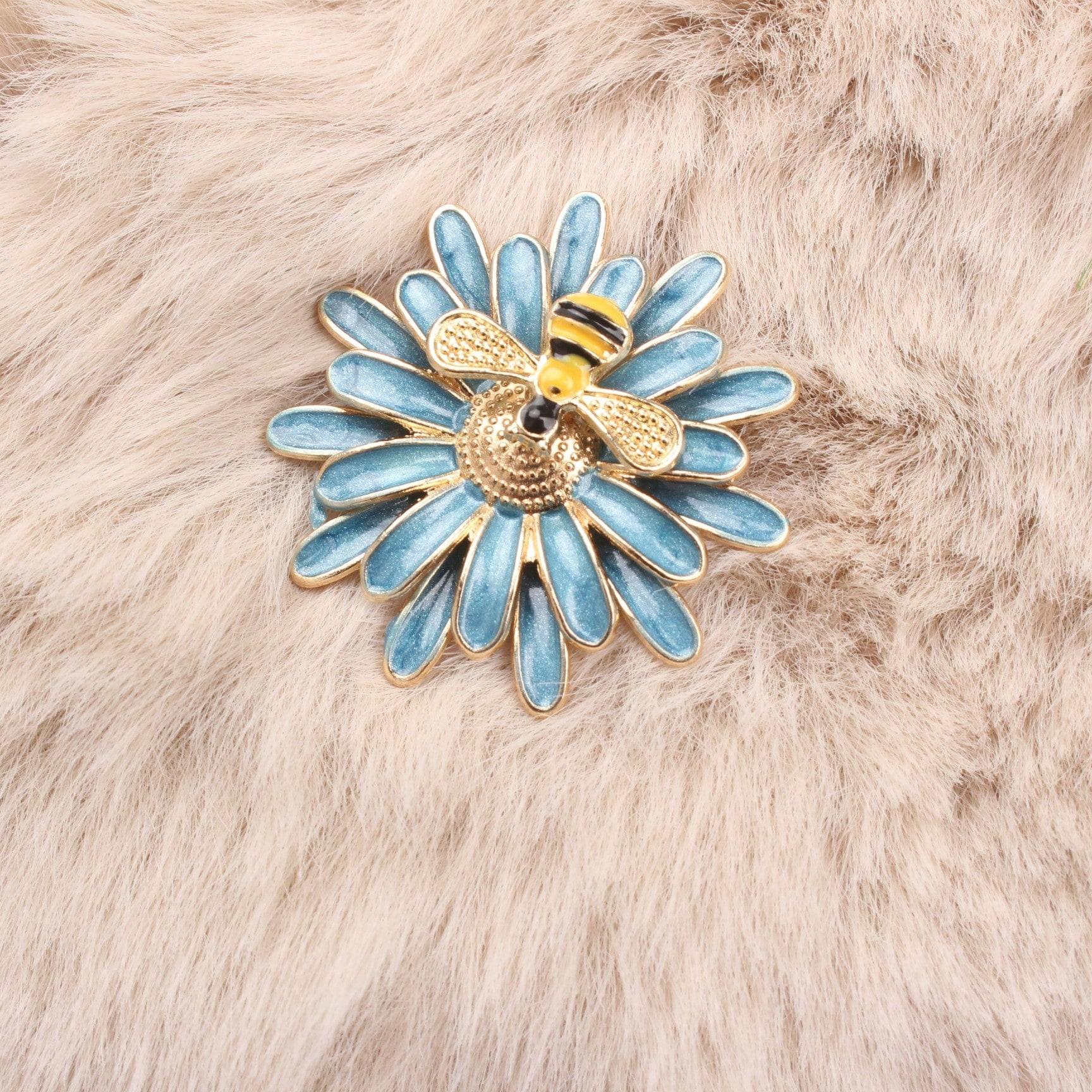 Vintage Daisy Bee Brooch Set, Gold-Toned Enamel Pin, Fashion Accessory for Outfits Bags Styling
Vintage Daisy Bee Brooch Set, Gold-Toned Enamel Pin, Fashion Accessory for Outfits Bags Styling