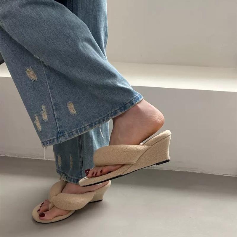 Модные шлепанцы осенние новые с круглым носком, с перемычкой между пальцами, из замши, нескользящие, износостойкие, на танкетке 35
Модные шлепанцы осенние новые с круглым носком, с перемычкой между пальцами, из замши, нескользящие, износостойкие, на танкетке 35