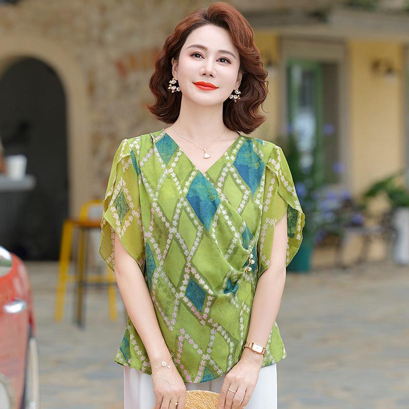 Women s Summer Chiffon Shirt - Fashionable, Age-Reducing T-Shirt for Middle-Aged and Elderly Moms XL (90-108 jin)
Women s Summer Chiffon Shirt - Fashionable, Age-Reducing T-Shirt for Middle-Aged and Elderly Moms XL (90-108 jin)