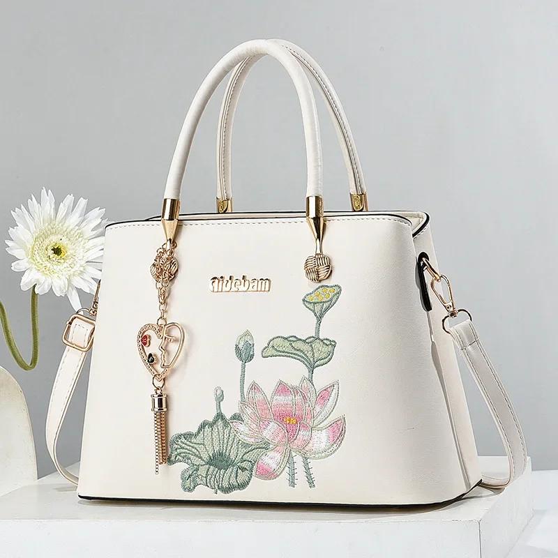 High Quality Embroidered Flower Women Shoulder Bag Large Capacity Crossbody Bag Luxury Brand Designer Handbag Commuting Tote Bag 30x13x21cm
High Quality Embroidered Flower Women Shoulder Bag Large Capacity Crossbody Bag Luxury Brand Designer Handbag Commuting Tote Bag 30x13x21cm