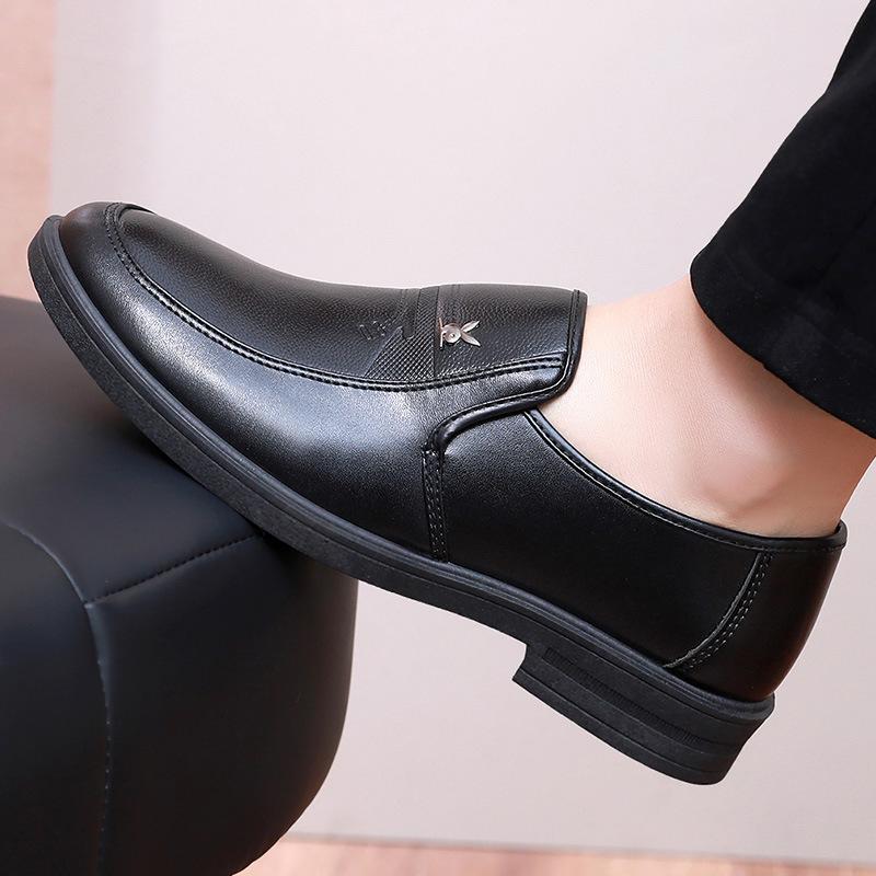 Повседневная кожаная обувь мужская летняя дышащая британская классическая деловая мужская обувь нескользящая мягкая кожа мягкая подошва черная средняя обувь для папы 39