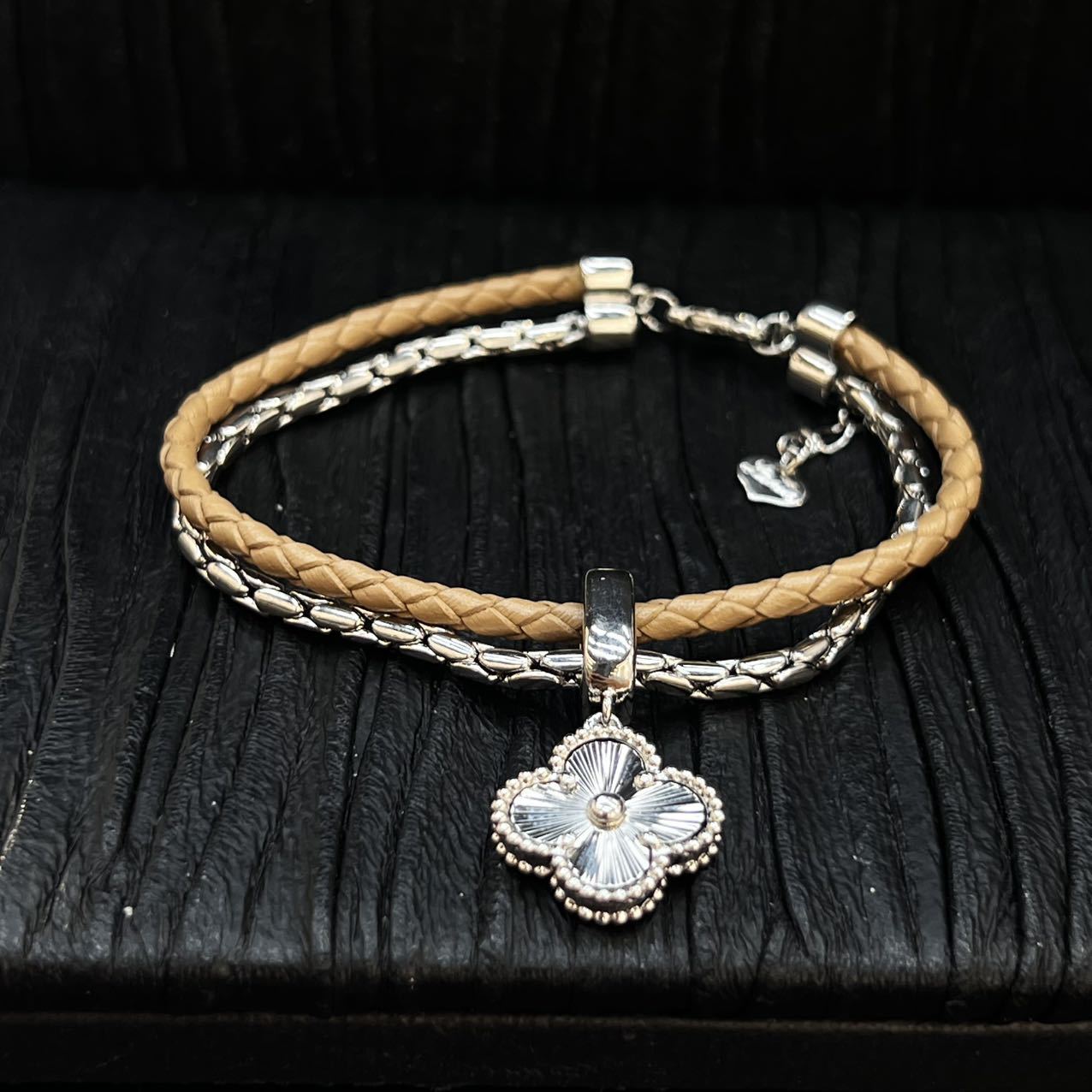 Lucky Four-leaf Clover Bracelet - Stylish High-end Couple s Bangle - Women s Luxury Bracelet
Lucky Four-leaf Clover Bracelet - Stylish High-end Couple s Bangle - Women s Luxury Bracelet