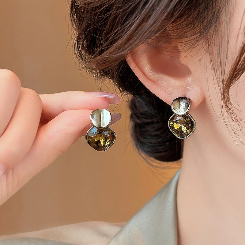Curved round diamond stud earrings retro Maillard earrings autumn and winter high-end temperament earrings
Curved round diamond stud earrings retro Maillard earrings autumn and winter high-end temperament earrings