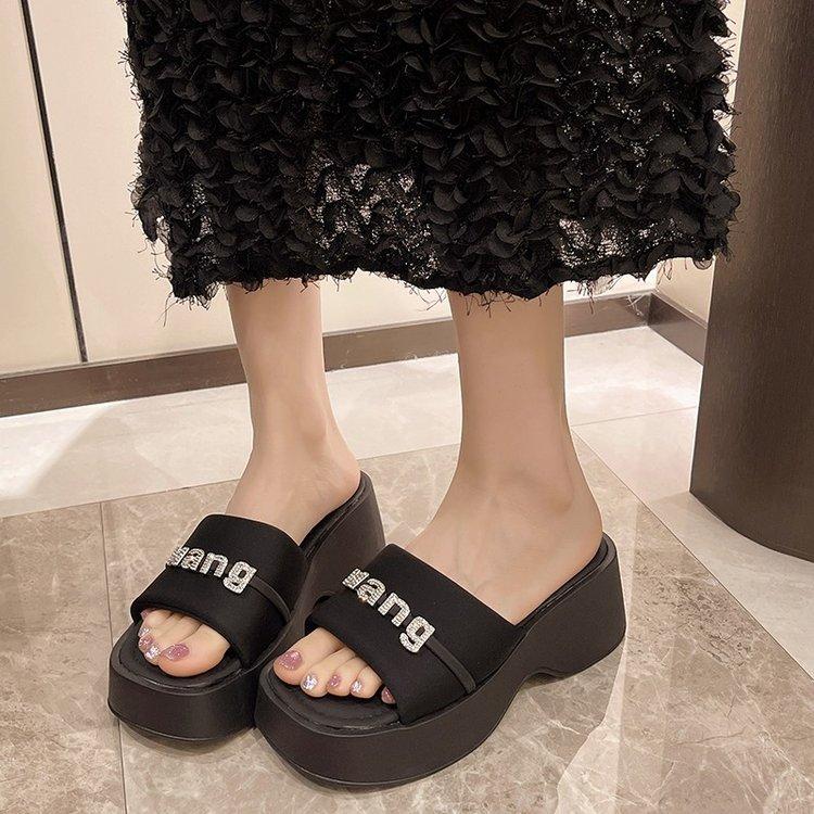 Small platform slippers women s fashion super fire 2025 heightening rhinestones summer high heels sandals thick heel 35
Small platform slippers women s fashion super fire 2025 heightening rhinestones summer high heels sandals thick heel 35
