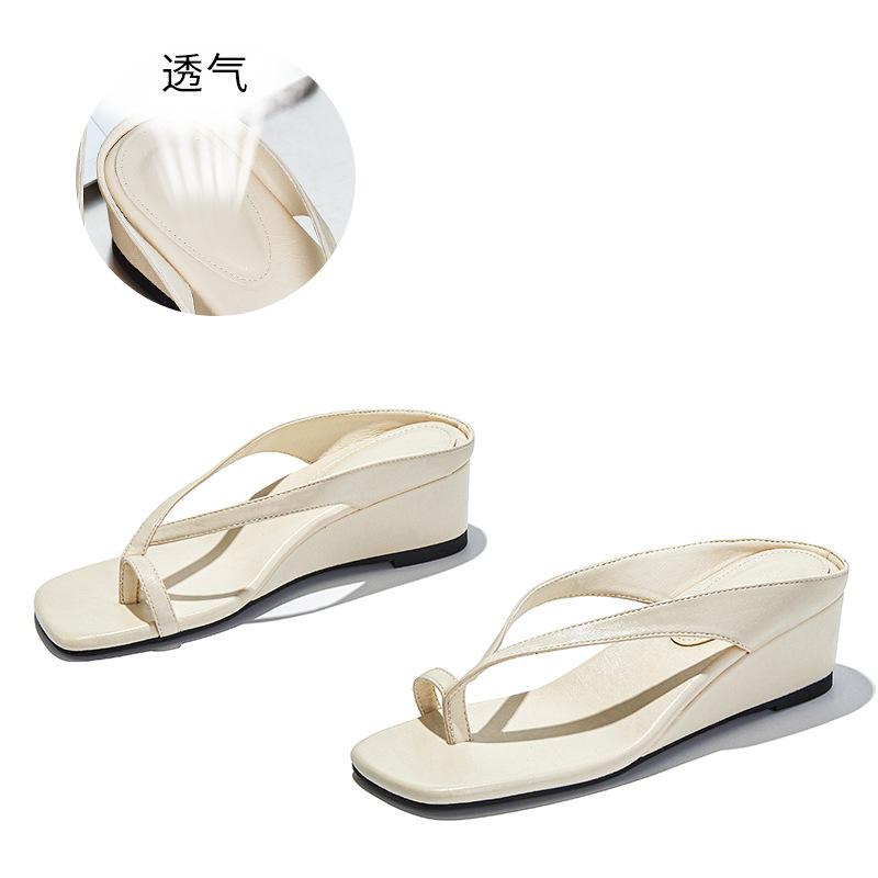 New thick-soled flip-flops 2025 summer broken heel wear foreign-style beach slippers fashionable and advanced sense of going out sandals 40 бежевый
New thick-soled flip-flops 2025 summer broken heel wear foreign-style beach slippers fashionable and advanced sense of going out sandals 40 бежевый