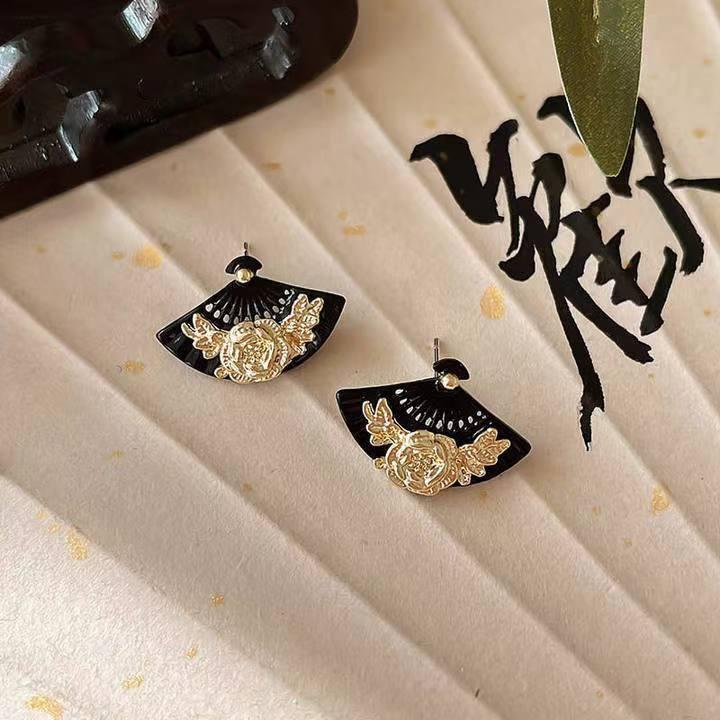 Retro fan stud earrings, versatile high-end earrings, fashionable temperament, Chinese style earrings. 925 silver needle золотий
Retro fan stud earrings, versatile high-end earrings, fashionable temperament, Chinese style earrings. 925 silver needle золотий