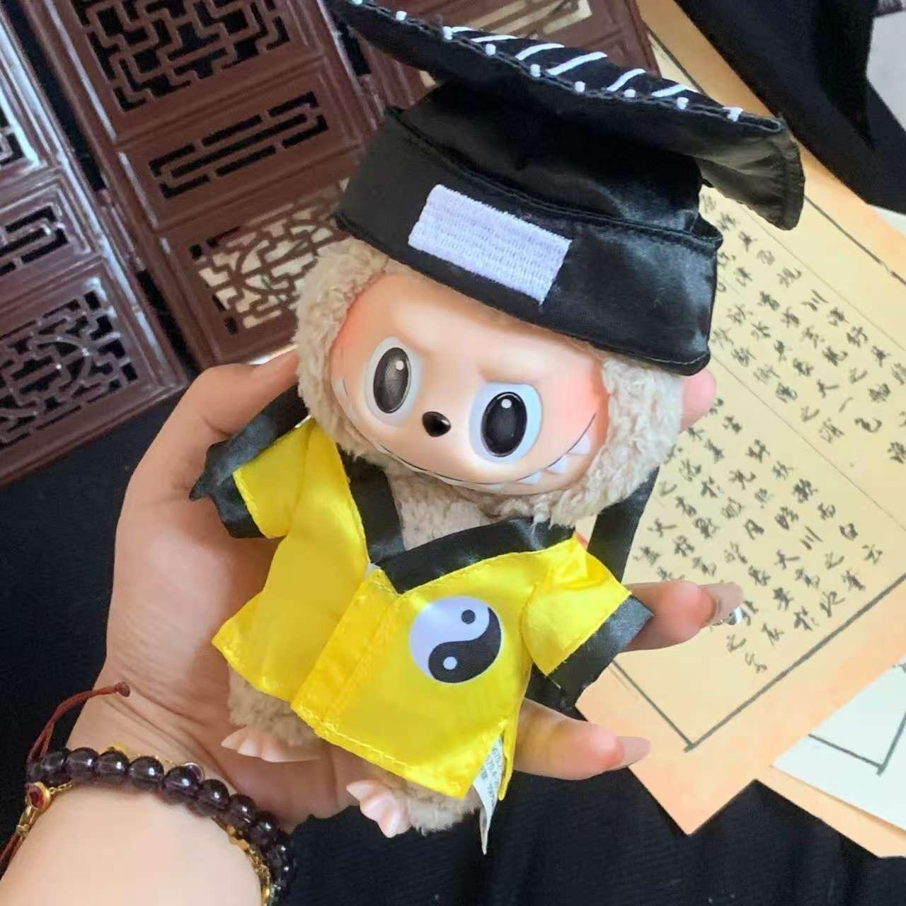Лабубу Новая одежда 17 см Подвеска Одежда для куклы Лабубу Милый и благоприятный костюм зомби-даоса в китайском стиле Милый набор
Лабубу Новая одежда 17 см Подвеска Одежда для куклы Лабубу Милый и благоприятный костюм зомби-даоса в китайском стиле Милый набор