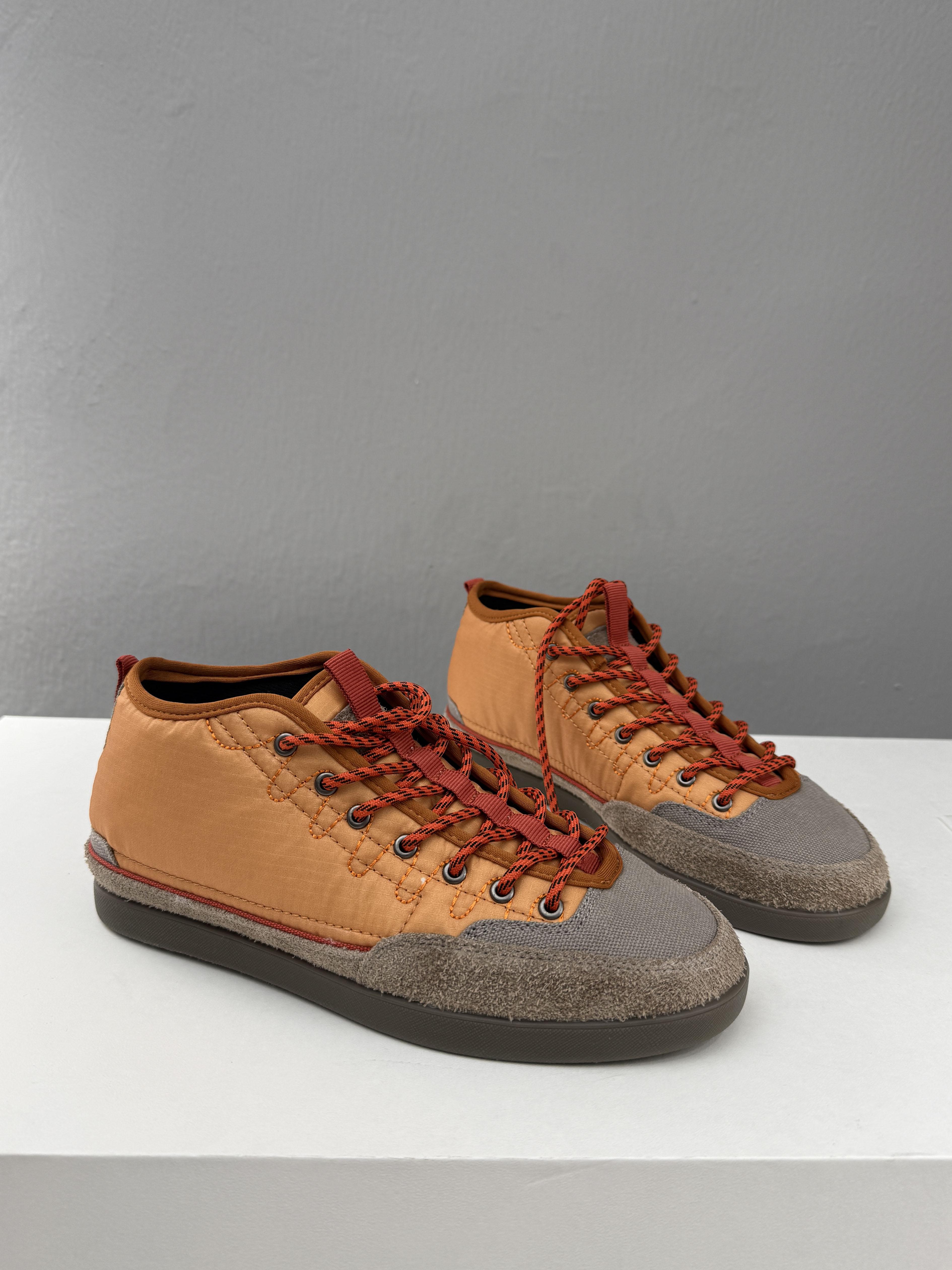 Autumn new color matching canvas shoes for women s casual and comfortable flat-bottomed high-top shoes for women 40 помаранчевий
Autumn new color matching canvas shoes for women s casual and comfortable flat-bottomed high-top shoes for women 40 помаранчевий