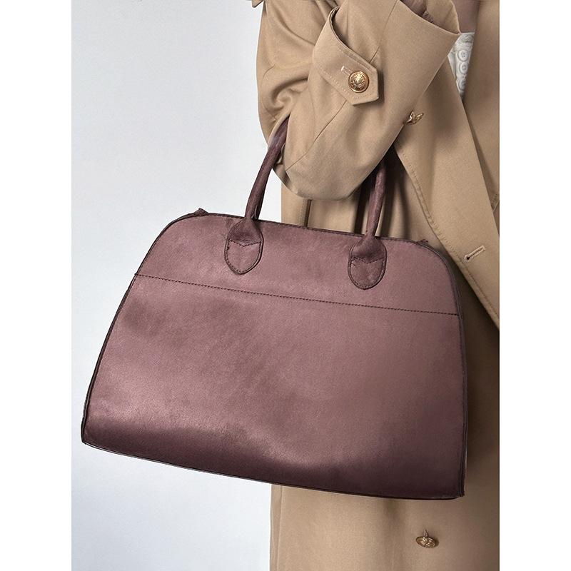 Premium retro matte handbag, new autumn and winter commuter tote bag, women s niche large-capacity tote bag
Premium retro matte handbag, new autumn and winter commuter tote bag, women s niche large-capacity tote bag