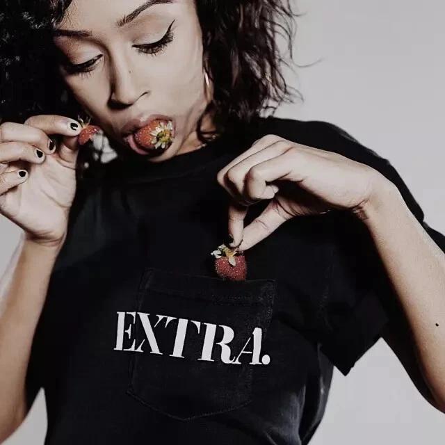 Официальный бренд Liza Koshy Женская футболка с карманом EXTRA Черная Новая M-2XL XL
Официальный бренд Liza Koshy Женская футболка с карманом EXTRA Черная Новая M-2XL XL