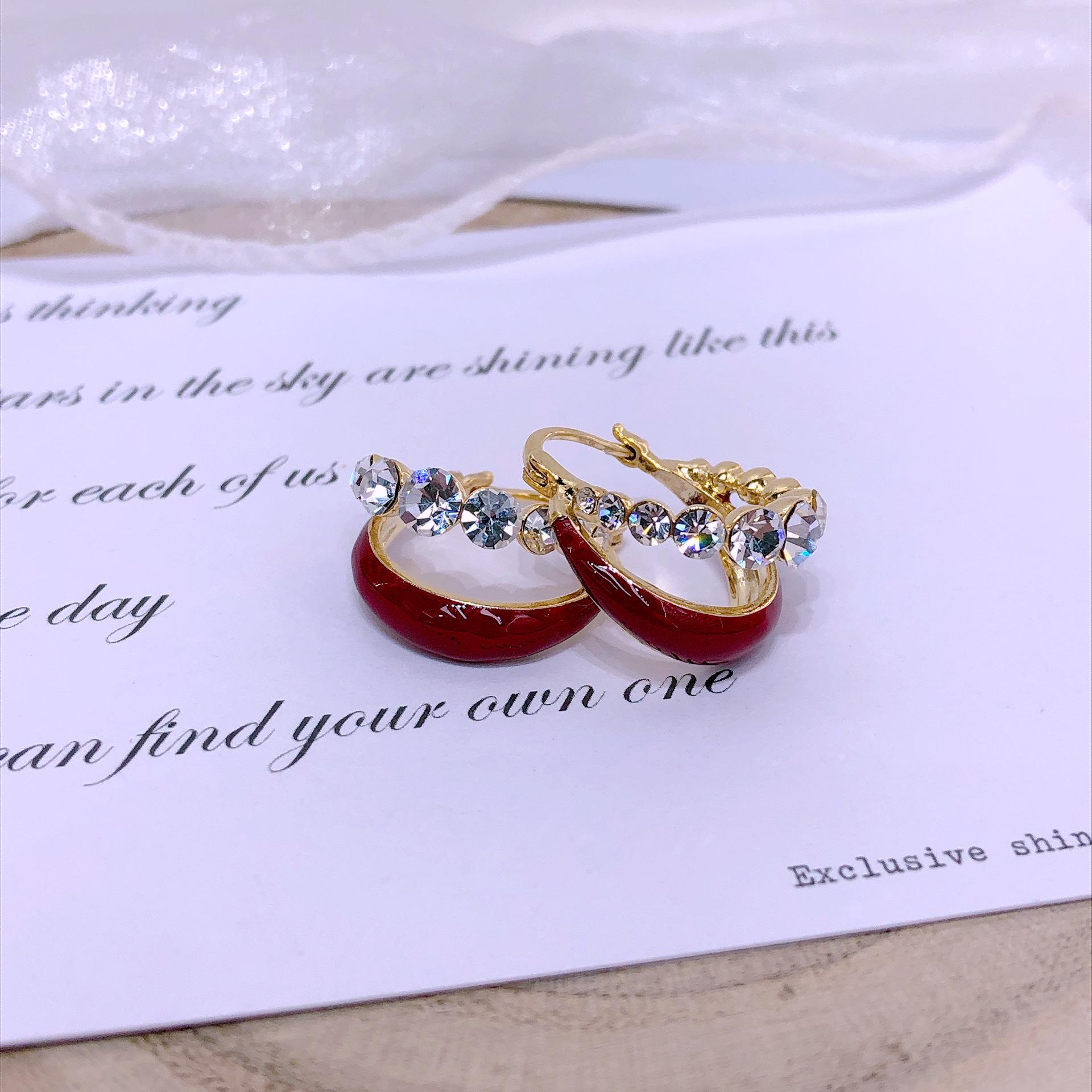 Elegant Red Drip Oil Diamond Ear Cuffs - Women s Luxe Autumn/Winter Niche Earrings, Perfect for New Year Celebrations
Elegant Red Drip Oil Diamond Ear Cuffs - Women s Luxe Autumn/Winter Niche Earrings, Perfect for New Year Celebrations