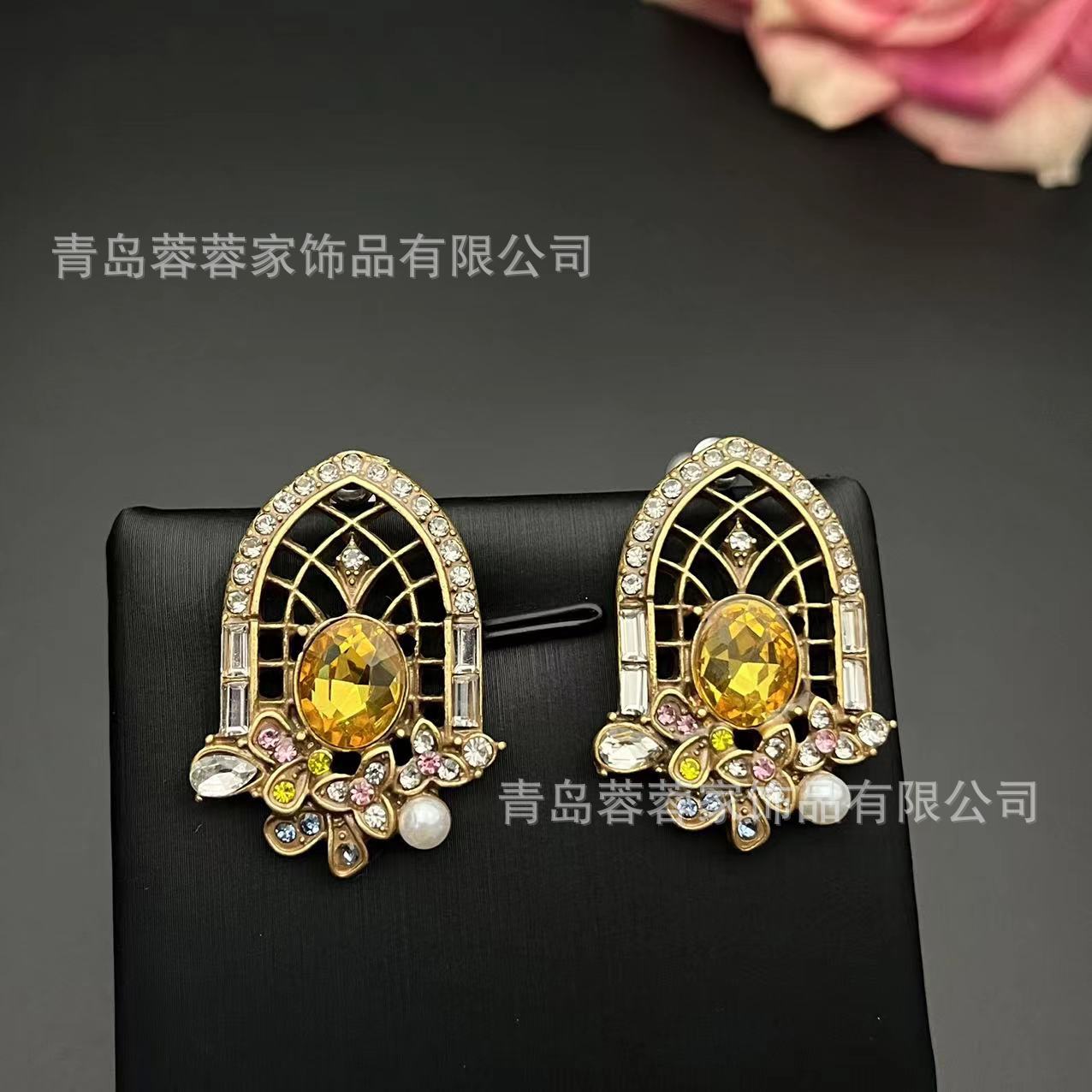Middle Aged Heavy Industry Hollowed Out Window Flower Inlaid With Earrings Court Style Exquisite Elegant Temperament Vintage High-end Feeling
Middle Aged Heavy Industry Hollowed Out Window Flower Inlaid With Earrings Court Style Exquisite Elegant Temperament Vintage High-end Feeling